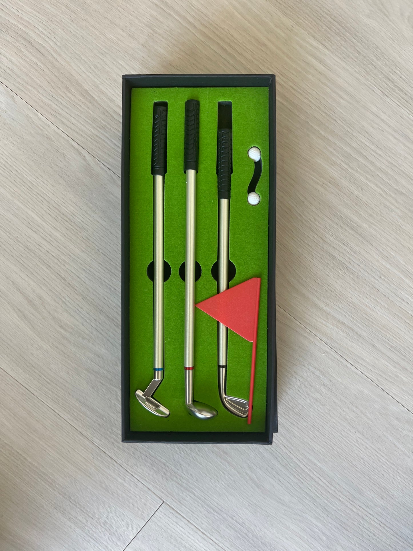 Golf Pen & Mini Putting Green