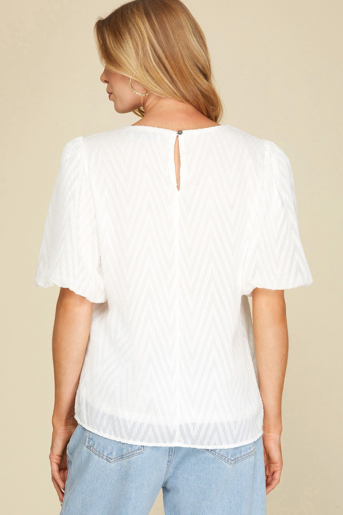 HALF BUBBLE SLEEVE ZIG ZAG TEXTURED WOVEN TOP - The Season Boutique